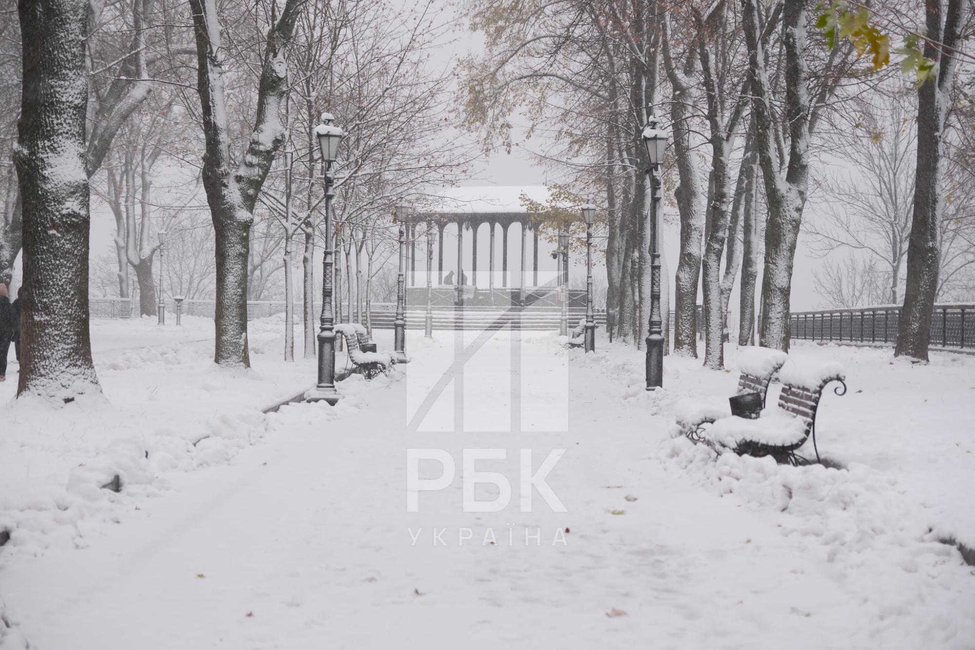 Киев "накрыл" снегопад. Что происходит на дорогах и улицах города (фото)